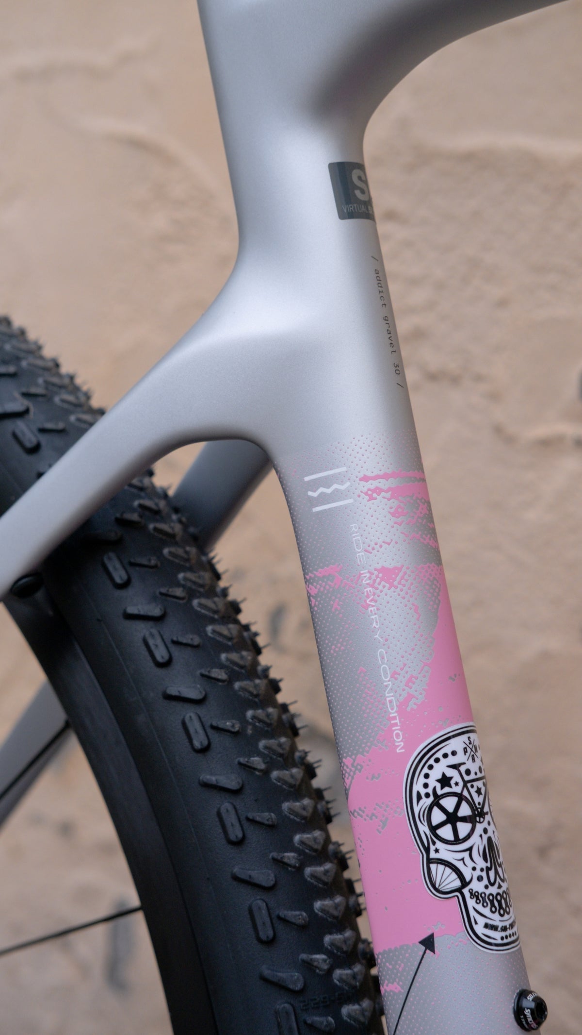 Scott Addict Gravel 30 - Carbon Grey / Pink