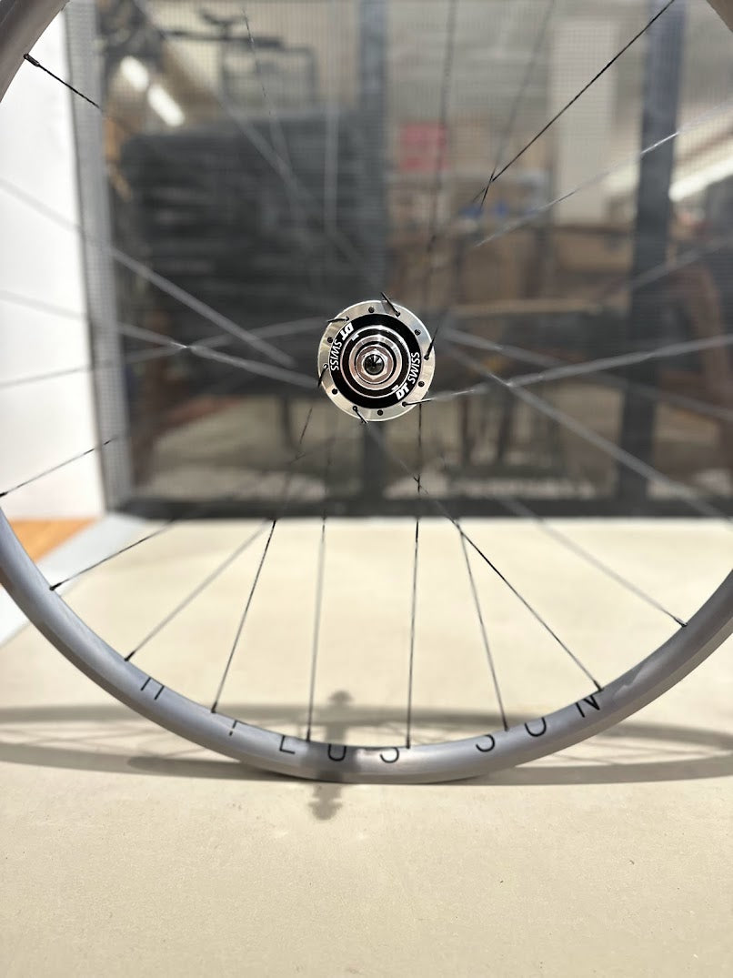H+Son Archetype x DT-Swiss 370 Track Naben Laufradsatz - Anodized Grey 20/24Loch