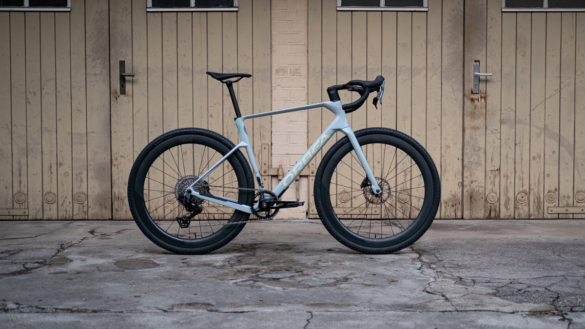 Orbea TERRA Race M31eLTD SRAM Rival 1x13 - Frost Concrete