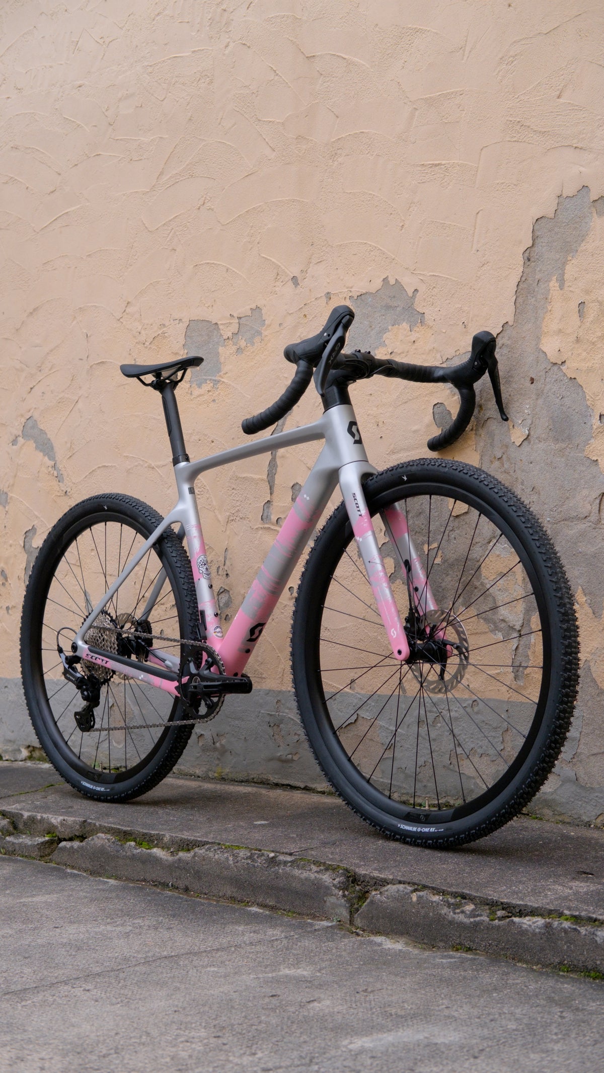 Scott Addict Gravel 30 - Carbon Grey / Pink