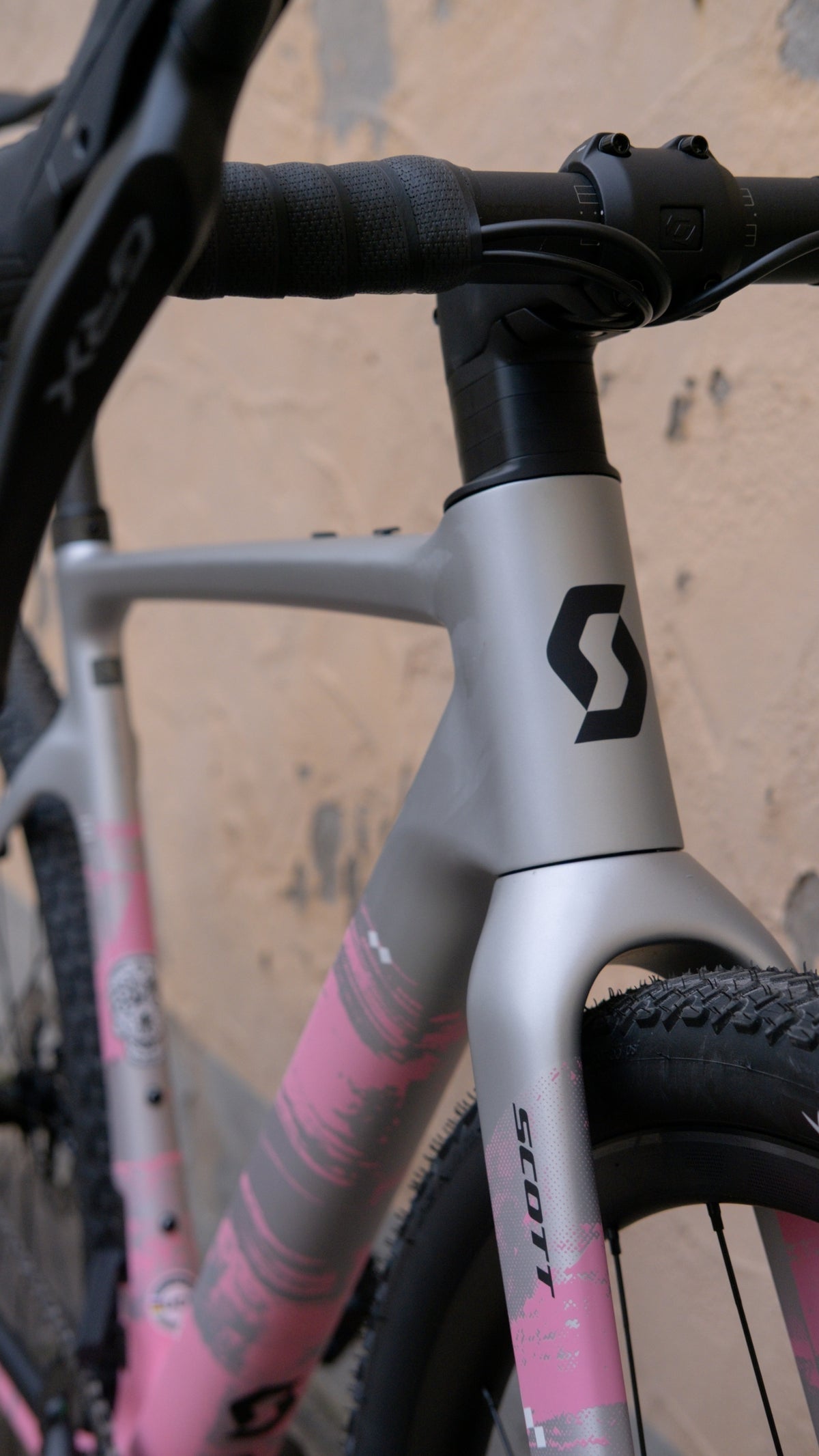 Scott Addict Gravel 30 - Carbon Grey / Pink