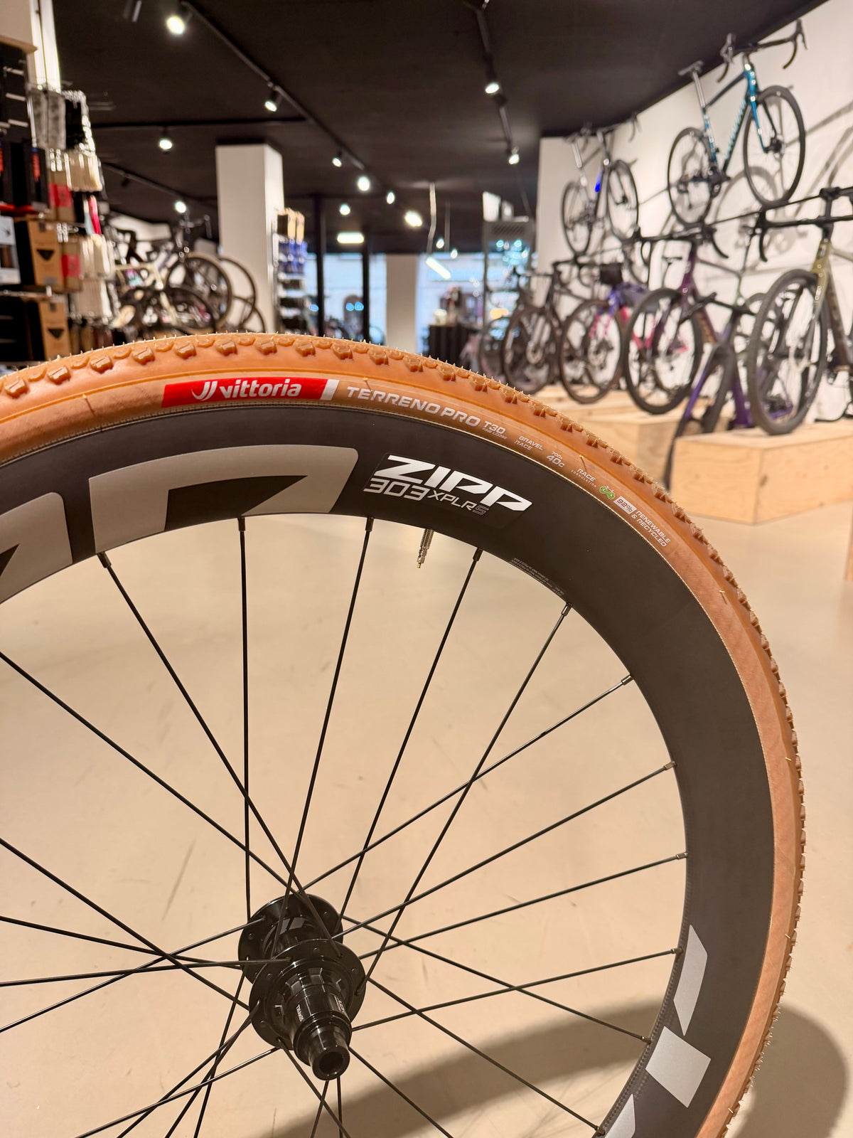 ZIPP 303 XPLR S Carbon Laufrad Tubeless Centerlock